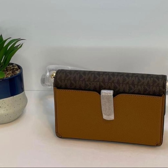 NWT. Michael Kors, the Signature Jet Set small phone crossbody - Picture 4 of 5
